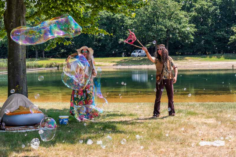 Hippies met zeepbellen