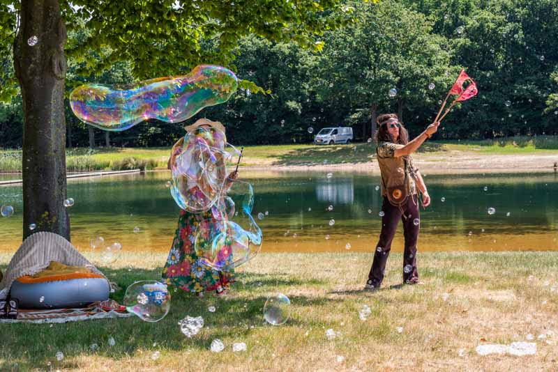 Hippies met zeepbellen