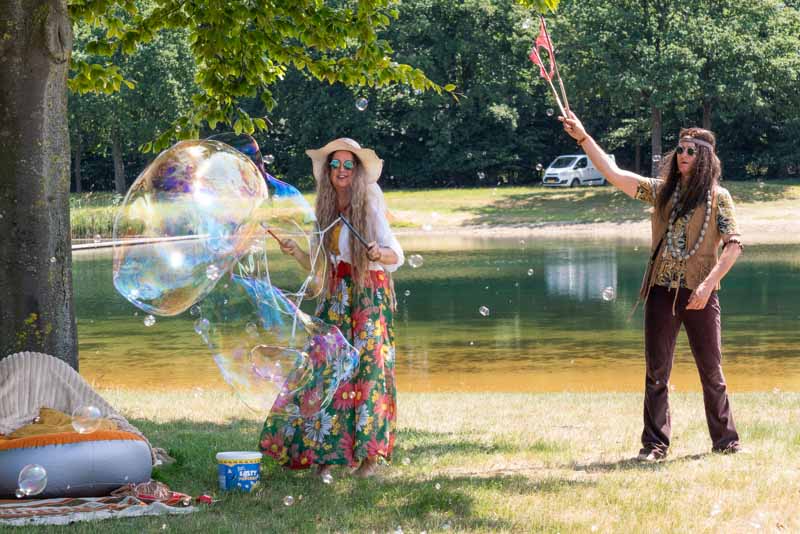 Hippies met zeepbellen