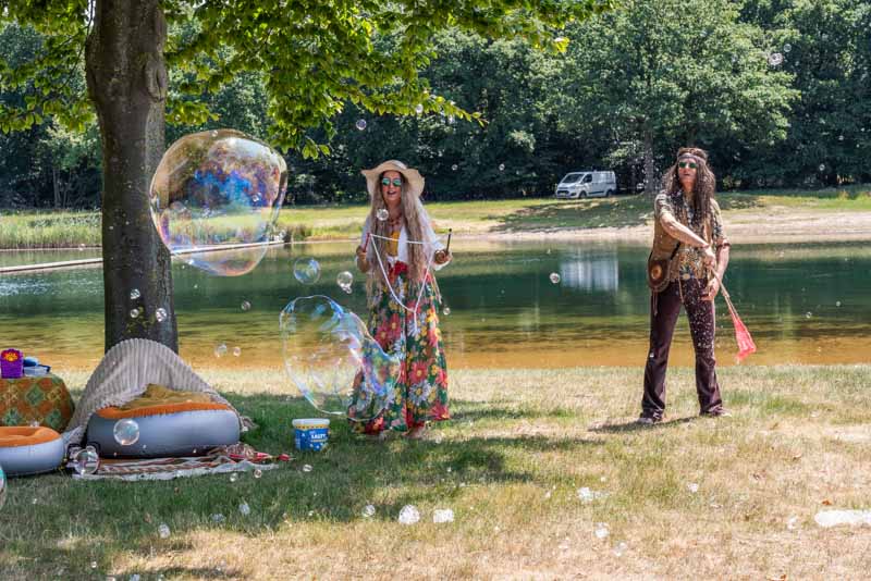 Hippies met zeepbellen