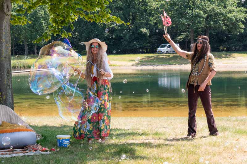 Hippies met zeepbellen